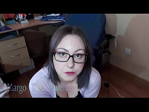 ❤️ Merch Sexy gyda Sbectol Yn Sugno Dildo'n Ddwfn ar y Camera ️ Porn porno super wrthon ni